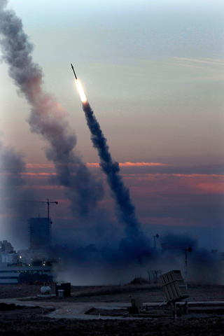 Illustration for article titled Gaza Rockets & Missile Countermeasures: Warzone Flying Is Dangerous